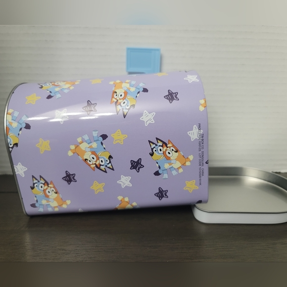 Bluey Valentines Day Mailbox Tin - Picture 4 of 6